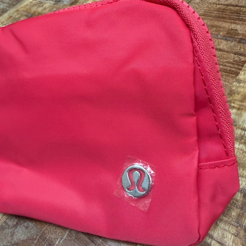 lululemon pink Everywhere Belt Bag - Picture 5 of 5